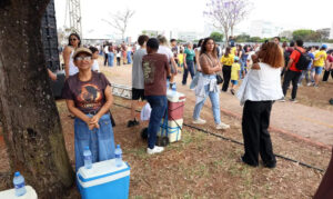 Ambulantes buscam renda extra no 7 de Setembro em Brasília