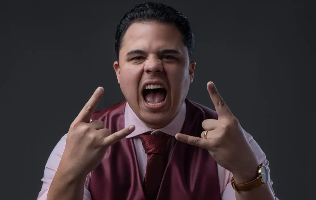 Antes gago e desafinado, goiano hoje trabalha com vozes do sertanejo