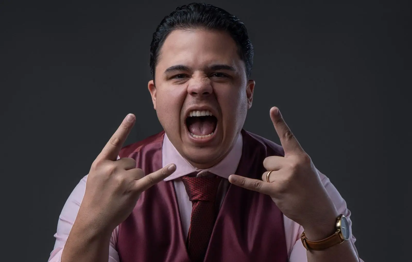 Antes gago e desafinado, goiano hoje trabalha com vozes do sertanejo