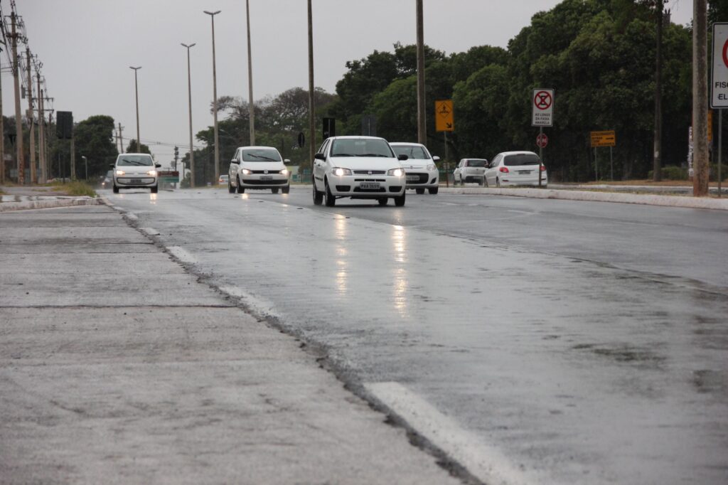 Blitz educativa orienta motoristas sobre riscos na chuva