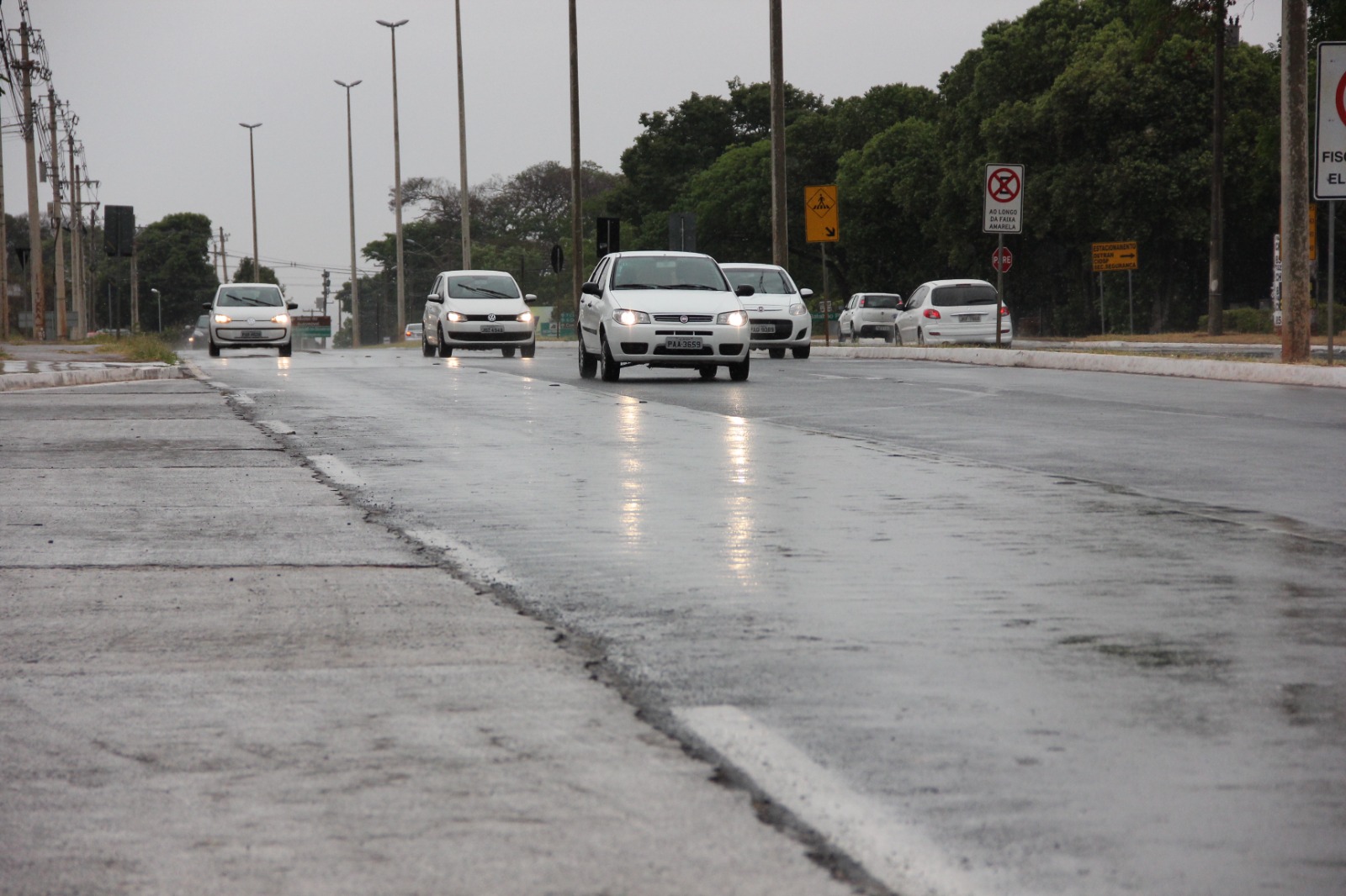 Blitz educativa orienta motoristas sobre riscos na chuva