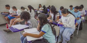 Brasil melhora desempenho escolar no longo prazo, mas patamar é baixo