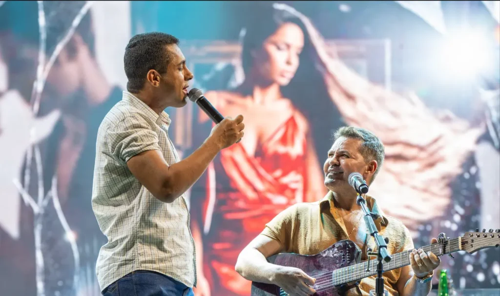 Cabo da PM chama atenção ao soltar a voz durante show de Eduardo Costa em Goiás: ‘Não pensei duas vezes’