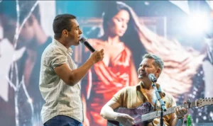 Cabo da PM chama atenção ao soltar a voz durante show de Eduardo Costa em Goiás: ‘Não pensei duas vezes’