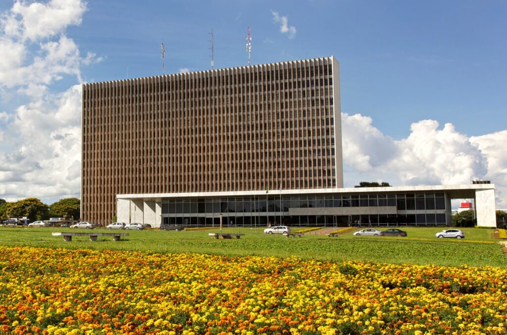 Candidatos ao GDF cumprem agenda intensa na reta final do primeiro turno