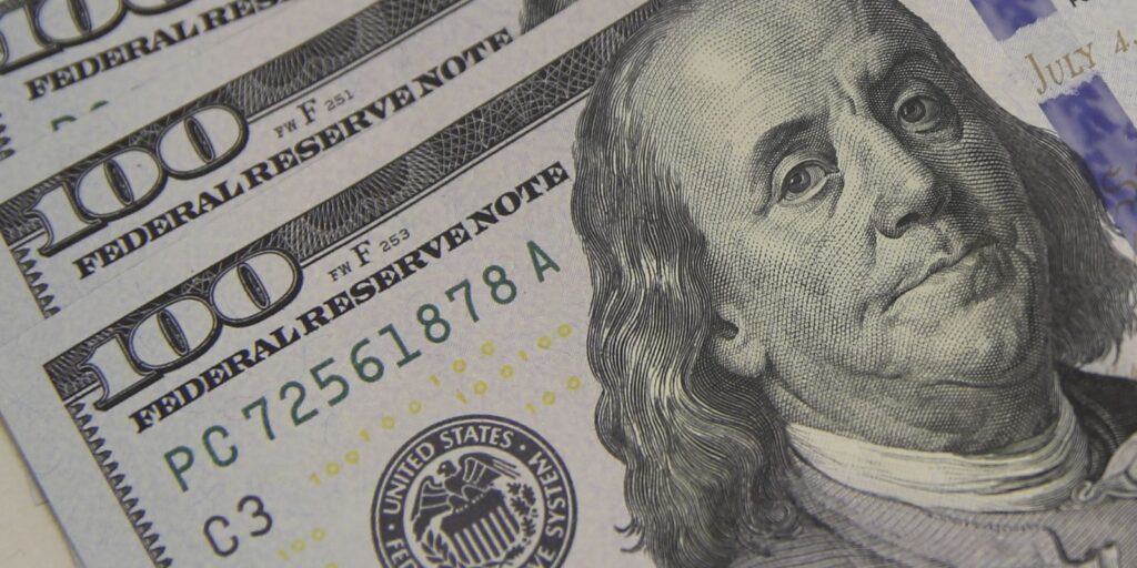 Dólar cai a R$ 5,08 e atinge menor valor em um mês