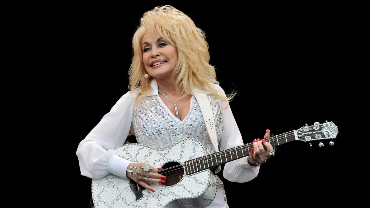 Estrela de Dolly Parton é vandalizada na Calçada da Fama de Hollywood; veja foto