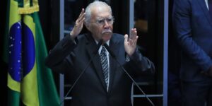 Ex-presidente José Sarney é internado com quadro de pneumonia