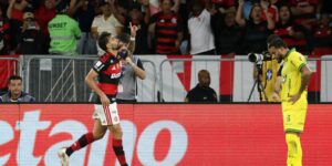 Flamengo vence e fica a um ponto do Palmeiras, líder do Brasileirão