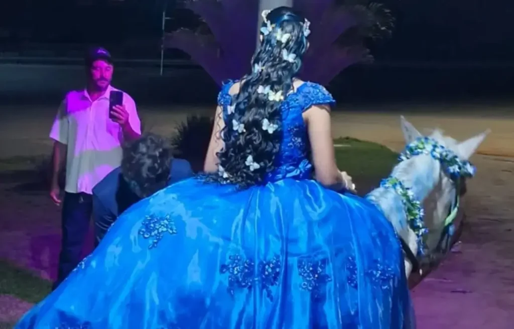 Jovem chega a festa de 15 anos montada em égua ao som de Leonardo para homenagear avô em Goiás