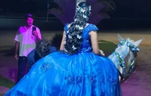 Jovem chega a festa de 15 anos montada em égua ao som de Leonardo para homenagear avô em Goiás