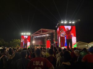 Leandro Grass divide palanque com Lula em ato de campanha em Ceilândia