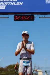 Médico goiano muda de vida, abandona vícios e seis anos depois chega ao Mundial de Ironman na França