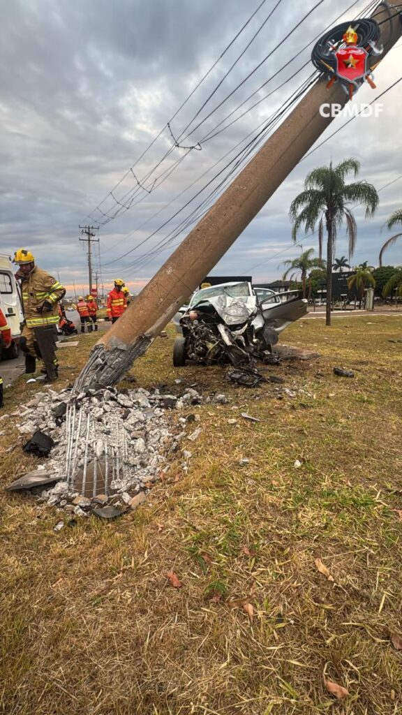 Motorista fica gravemente ferido após carro bater contra poste em Taguatinga