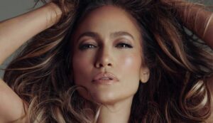 Mulher é presa e viraliza por ser sósia da cantora Jennifer Lopez foto da ficha criminal de Cyrena Anne Quast bombou nas redes sociais