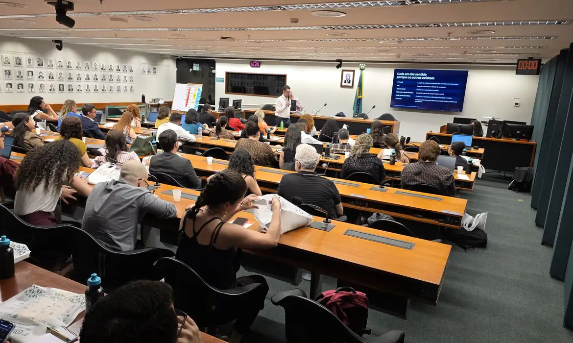 Pesquisadores debatem comunicação pública em congresso em Brasília