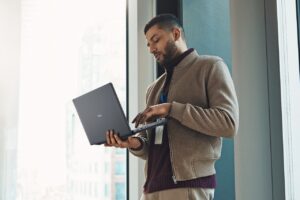 Qual o melhor notebook para carregar e ter praticidade no dia a dia?