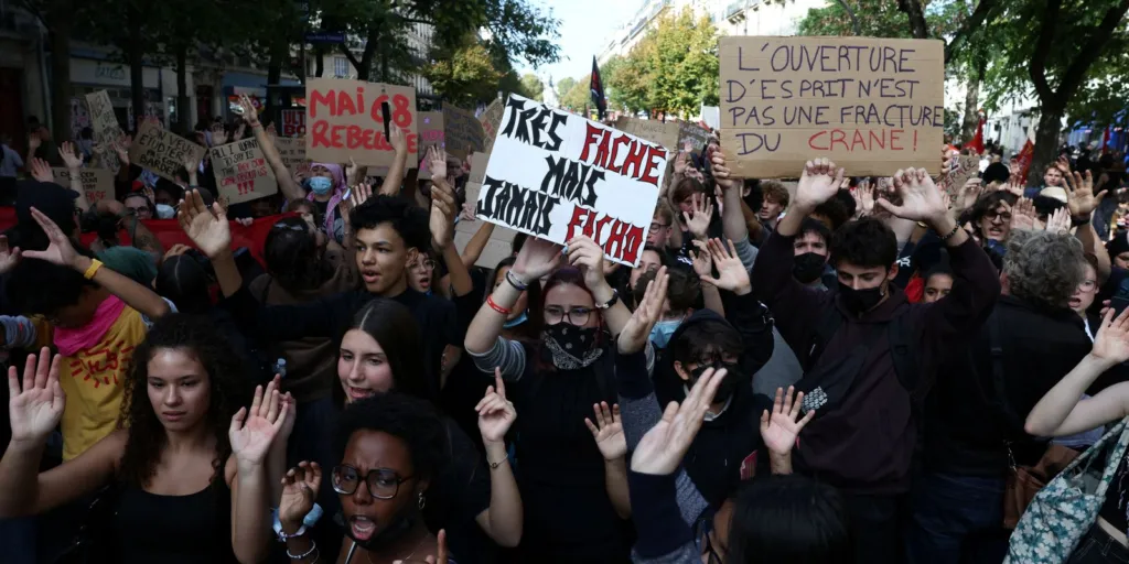 Alunos e professores protestam na França no maior dia de mobilização