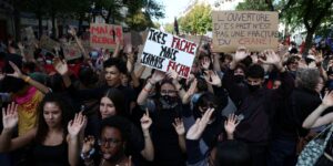 Alunos e professores protestam na França no maior dia de mobilização