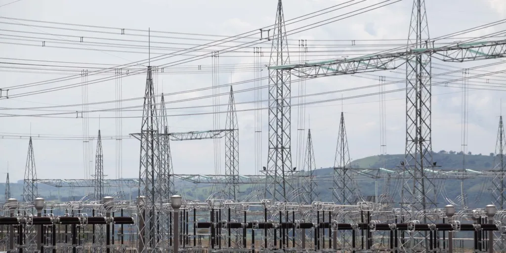 Aneel prevê três leilões de transmissão de energia em 2027