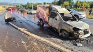Bombeiros controlam incêndio em carro na DF-140