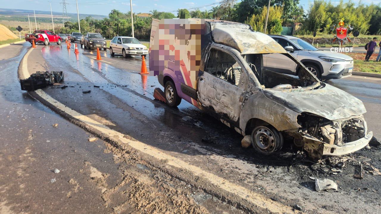 Bombeiros controlam incêndio em carro na DF-140