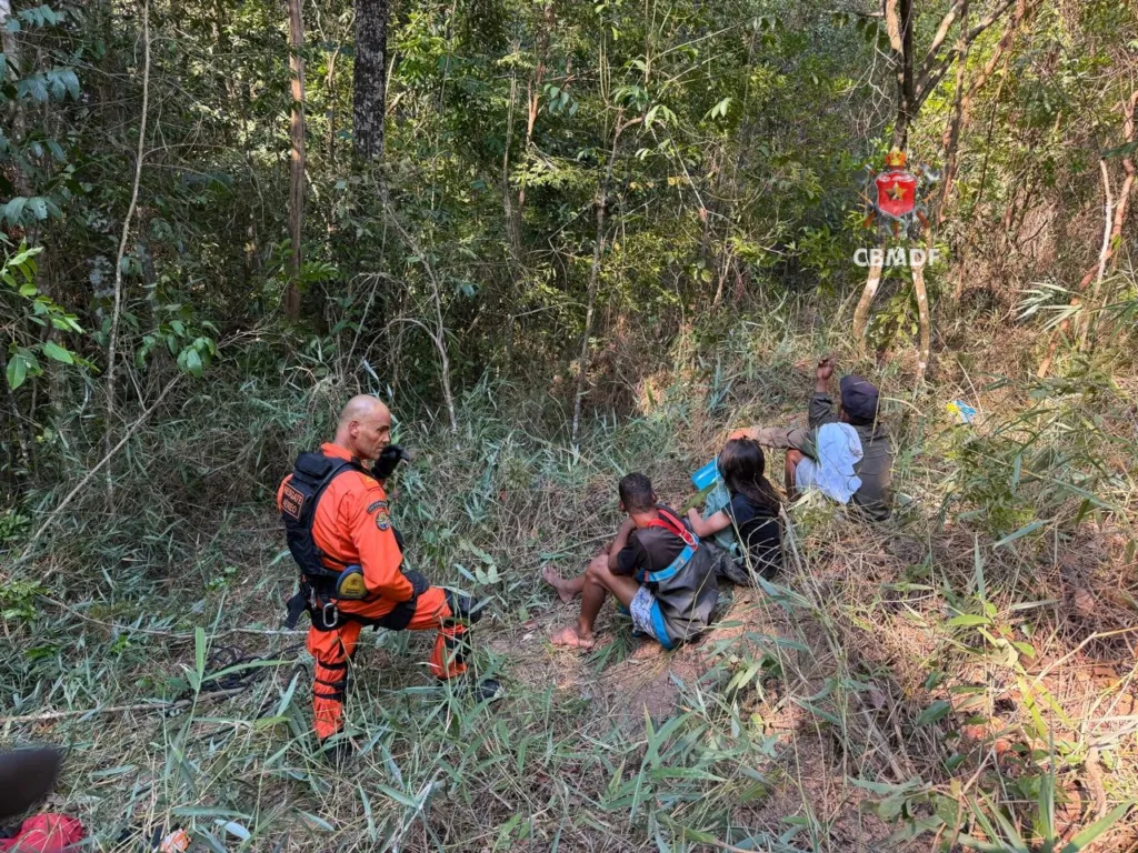 Bombeiros resgatam dois homens e uma mulher em cachoeira de Sobradinho