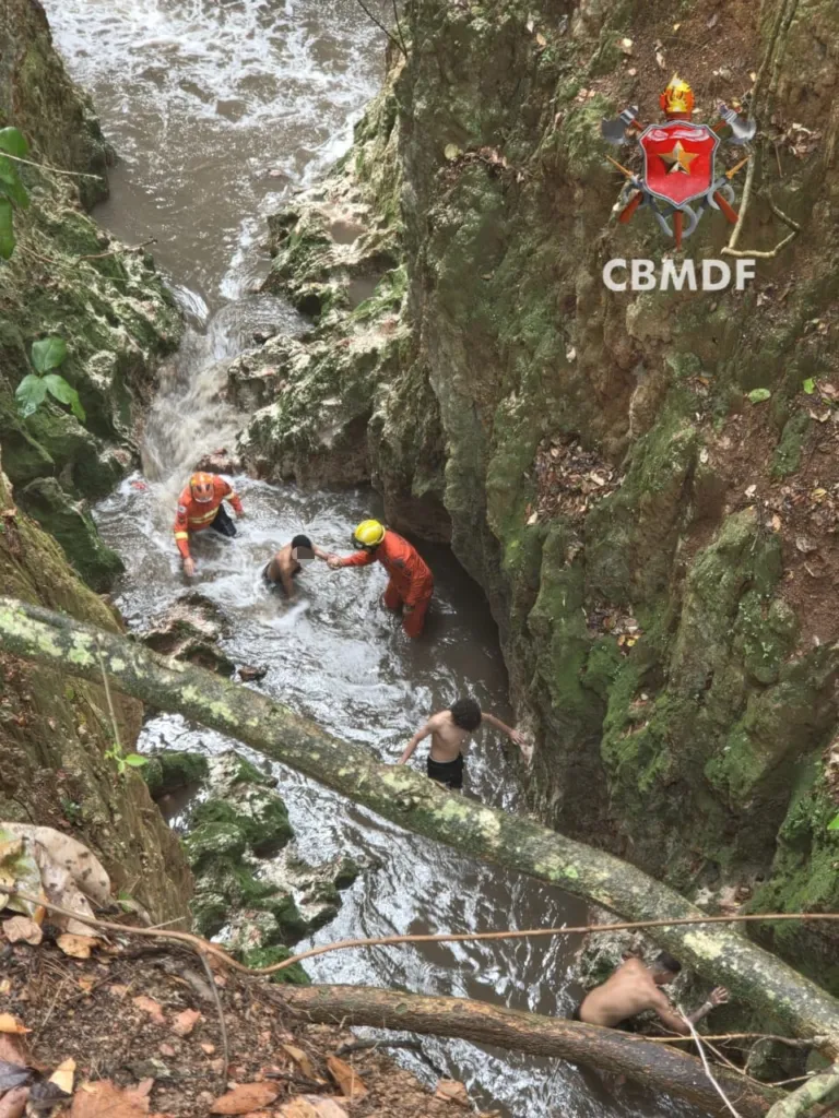 Chuva aumenta nível de córrego e deixa 14 pessoas ilhadas em parque de Taguatinga