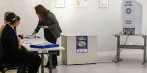 Colinha em papel e sem celular: saiba o que pode entrar na cabine