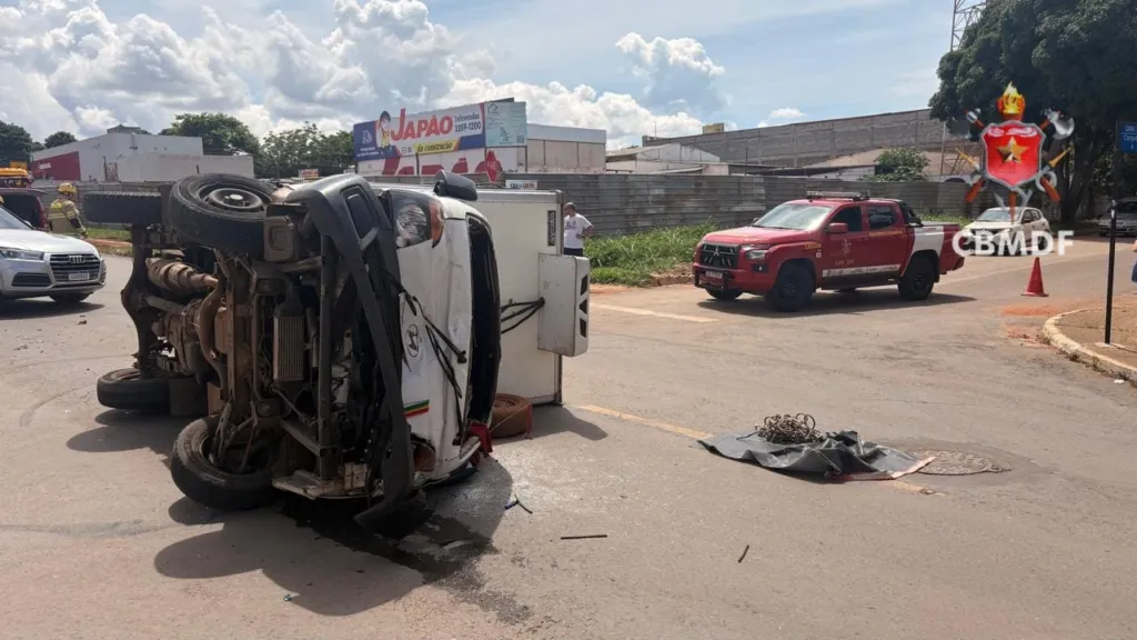 Colisão entre caminhão e carro de luxo termina com veículo tombado em Ceilândia