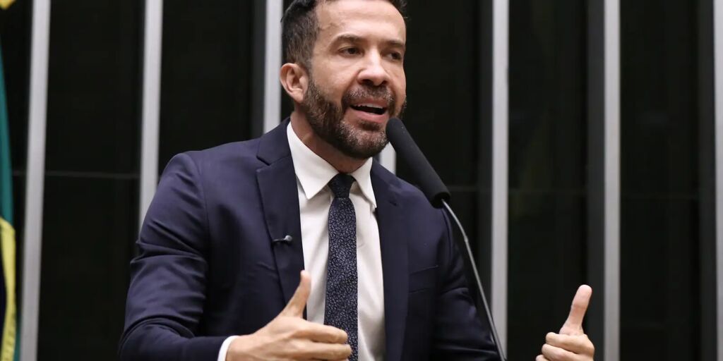 Deputado André Janones é internado com arritmia em São Paulo