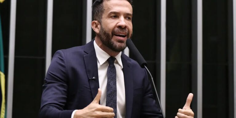 Deputado André Janones é internado com arritmia em São Paulo