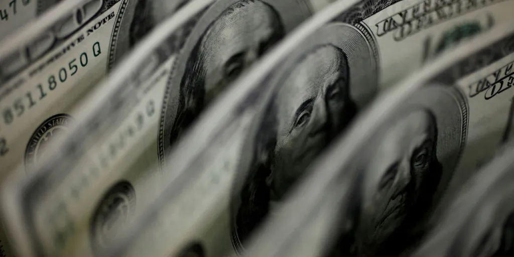 Dólar sobe 8,21%, e bolsa cai 13,88% após reeleição de Lula