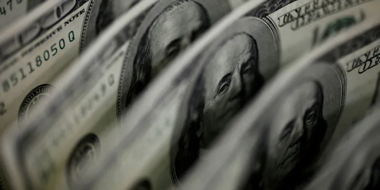 Dólar sobe 8,21%, e bolsa cai 13,88% após reeleição de Lula