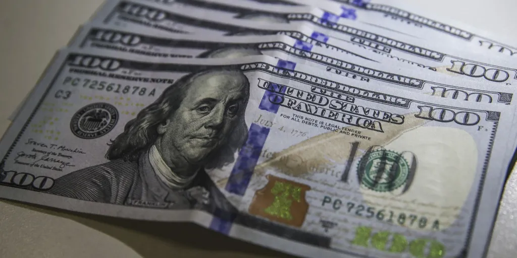 Dólar volta a R$ 5 com ambiente externo e ajuste pós-eleitoral