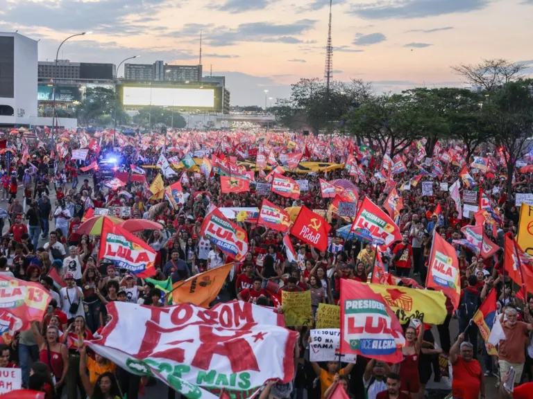 Estudantes ocupam Esplanada em ato pró-Lula e contra escala 6×1