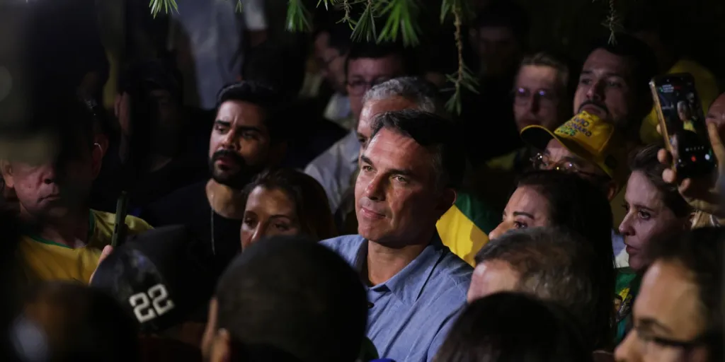 Flávio Bolsonaro impõe condições para liberar sigilos