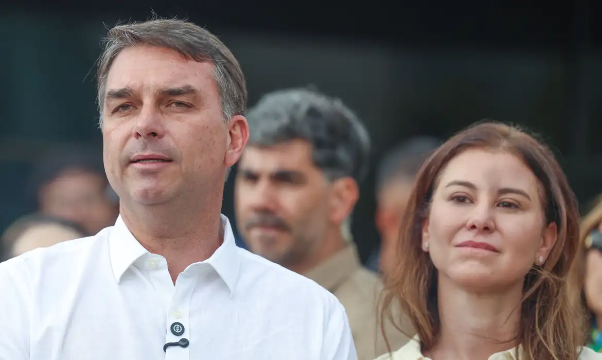 Flávio Bolsonaro participa de missa em Brasília e aguarda visita ao pai