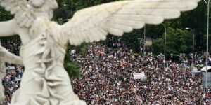 Habitação: Espanha antecipa eleições; sindicatos chamam à greve geral