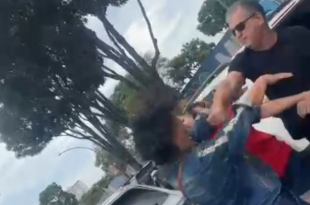Homem dá soco em mulher durante briga de trânsito em frente a escola no DF