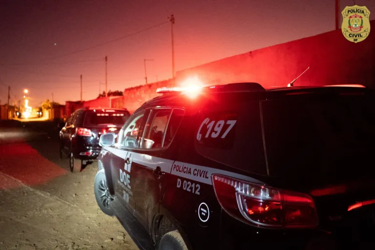 Mulher foragida por suspeita de furto de coletes balísticos do Detran-DF se entrega à polícia