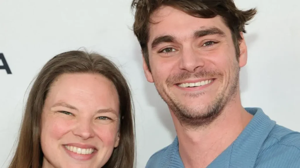 Noiva de RJ Mitte teria pedido que ator escolhesse entre ela e a mãe, diz site