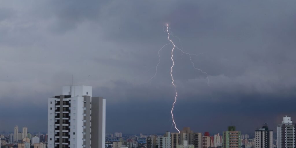 São Paulo terá mais chuvas fortes no fim da tarde desta quinta (15)