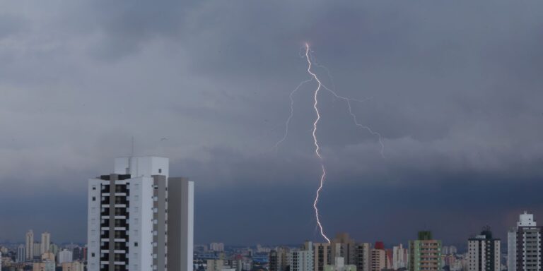 São Paulo terá mais chuvas fortes no fim da tarde desta quinta (15)