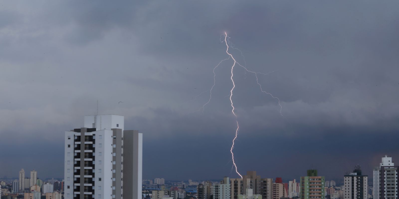 São Paulo terá mais chuvas fortes no fim da tarde desta quinta (15)