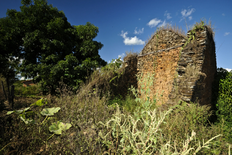 Ruínas da Igreja de Nossa Senhora do Rosário, no antigo arraial de Traíras, atual distrito de Tupiraçaba, em Niquelândia (GO), preservam vestígios do período do ciclo do ouro e da história do povoado (Foto: Reprodução/YouTube)